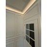 Led installé dans une corniche de plafond.